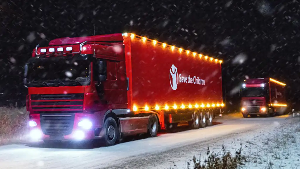 Save the Children, per Natale, ruba il camion a Coca-Cola